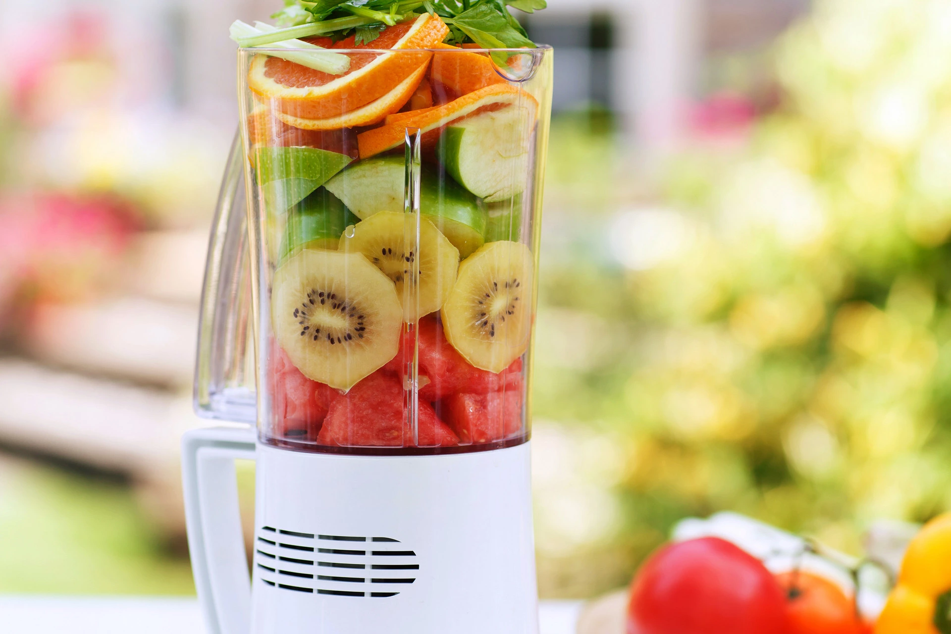 Enhanced sealing and enhanced safety: During strong vibrations, the welds at the connections between the cup body and the knife holder, lid, etc., will remain intact